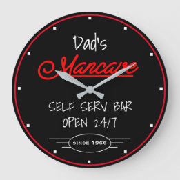 Mancave Red Script Vaters Name Black Bar Große Wanduhr