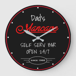 Mancave Red Script Vaters Name Black Bar Große Wanduhr