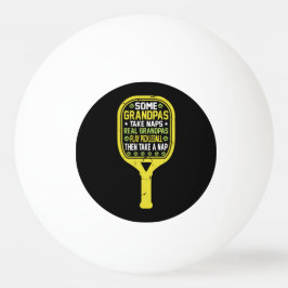 Manche Großpas nehmen Nickerchen. Echte Großpas sp Tischtennisball