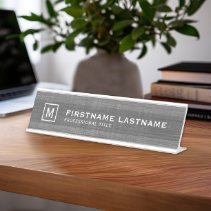 Manche Linen schauen mit Name Title Monogram Schreibtischnamensplakette
