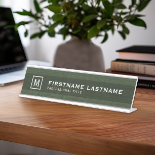 Manche Linen sehen mit Name Titel Monogram Green Schreibtischnamensplakette