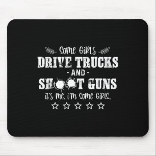 Manche Mädchen fahren Lastwagen und schießen Geweh Mousepad