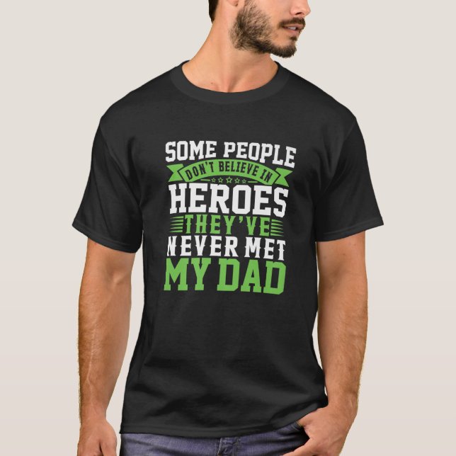 Manche Menschen glauben nicht an Helden - Vater-To T-Shirt (Vorderseite)