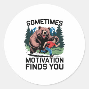 Manchmal findet Motivation dich lustig Sprichwort Runder Aufkleber