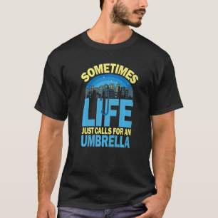 Manchmal fordert das Leben einfach einen Regenschi T-Shirt