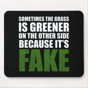 Manchmal ist das Gras grüner, weil es Fake ist Mousepad