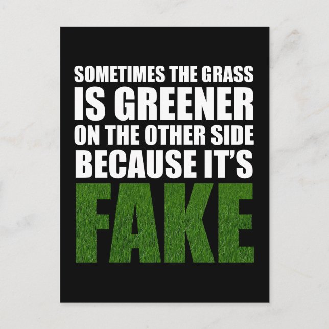 Manchmal ist das Gras grüner, weil es Fake ist Postkarte (Vorderseite)