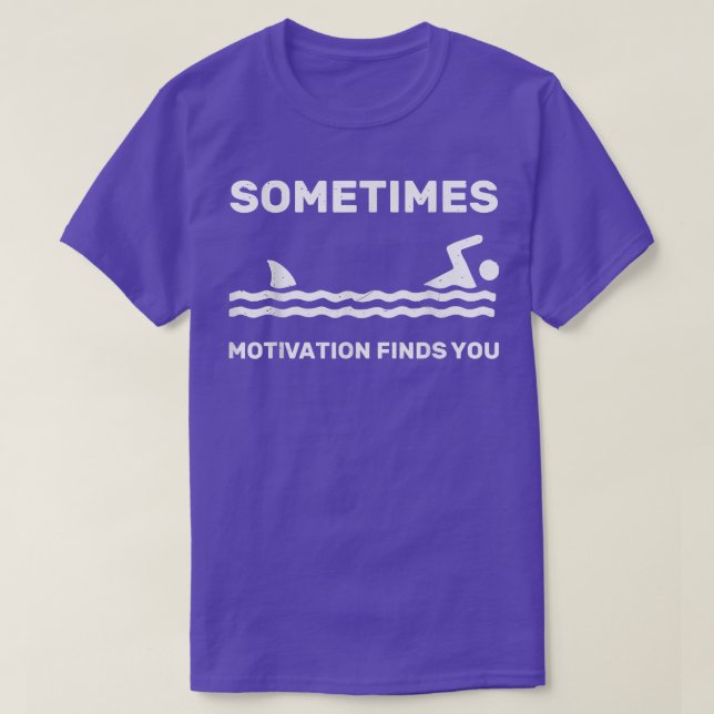 Manchmal Motivation Findt Sie schwimmen Schwimmer  T-Shirt (Design vorne)