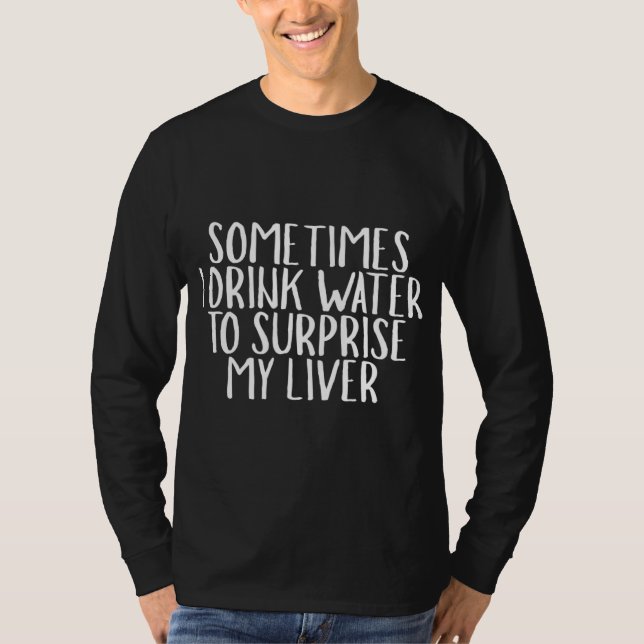 Manchmal trinke ich Wasser, um mein Leben zu überr T-Shirt (Vorderseite)