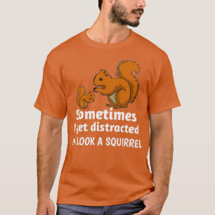 Manchmal werde ich abgelenkt oh schauen ein Eichhö T-Shirt