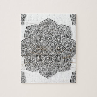 Mandala auf weißem Holz