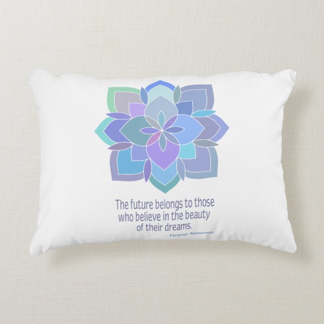Mandala Eleanor Roosevelt Beauty Quote Dekokissen (Vorderseite)
