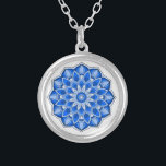 Mandala in Blue Necklace Versilberte Kette<br><div class="desc">Während die Mandala ihren Ursprung in Indien hat,  sind die Schönheiten der modernisierten Mandalase heute für viele Gegenstände in der Zuhause sowie für Kleidungsdekorationen geeignet. Hinweis: Es gibt eine Vielzahl von Produkten mit diesem Design geeignet für Ihre Zuhause oder Funktion,  & Mandalase in anderen Farben.</div>