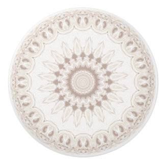 Mandala-Medaillon in sanftem Beige und Weiß Keramikknauf