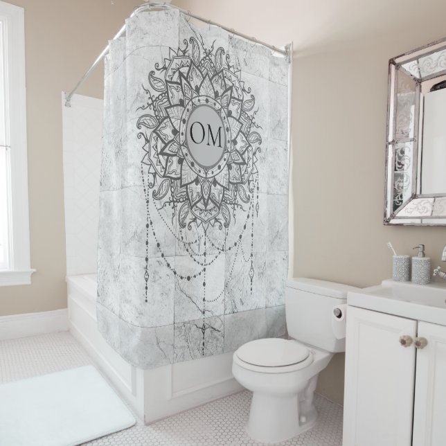 Mandala sur rideau de douche en marbre argenté (En situation)