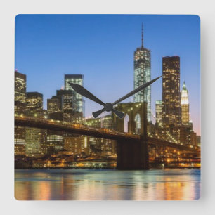 Manhattan and Brooklyn Bridge at dusk Quadratische Wanduhr