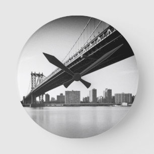 Manhattan Bridge and skyline, New York, US. Runde Wanduhr