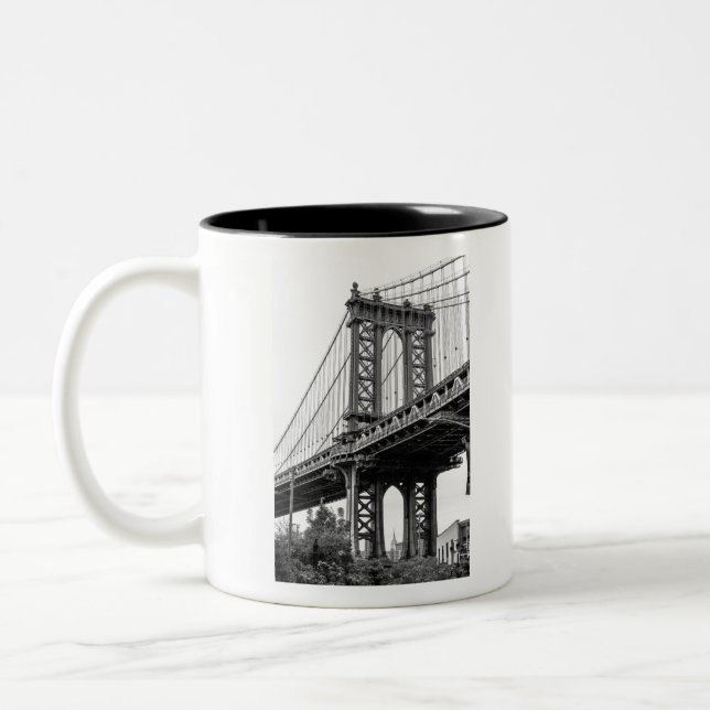 Manhattan Bridge in Black & White Zweifarbige Tasse (Links)