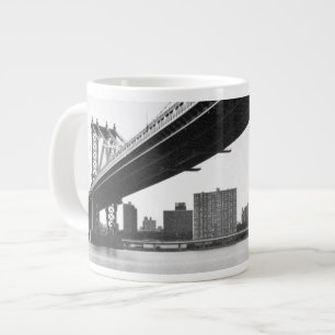 Manhattan-Brücke und Skyline, New York, US Jumbo-Tasse