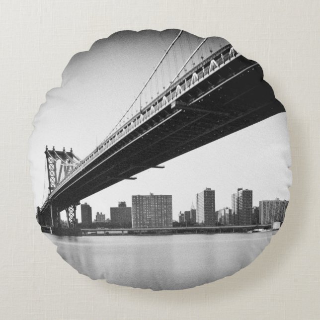 Manhattan-Brücke und Skyline, New York, US Rundes Kissen (Vorderseite)