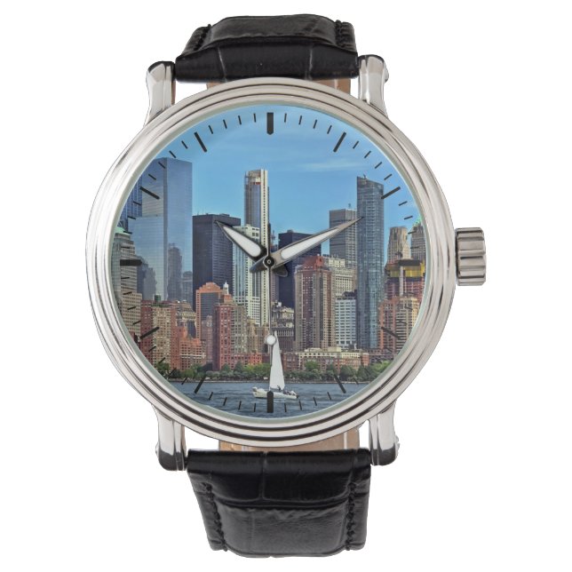 Manhattan NY - Sailboat By Manhattan Skyline Armbanduhr (Vorderseite)