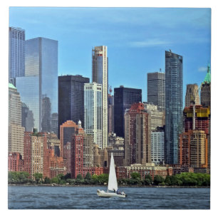 Manhattan NY - Sailboat By Manhattan Skyline Fliese