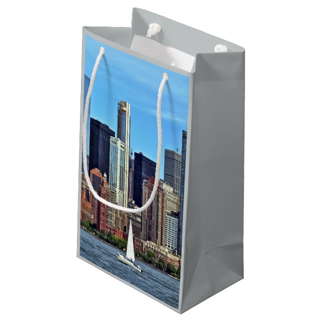 Manhattan NY - Sailboat By Manhattan Skyline Kleine Geschenktüte (Rückseite Schrägansicht)