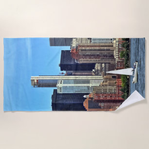 Manhattan NY - Sailboat By Manhattan Skyline Strandtuch