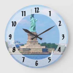 Manhattan - Segelboot bei der Freiheitsstatue Große Wanduhr