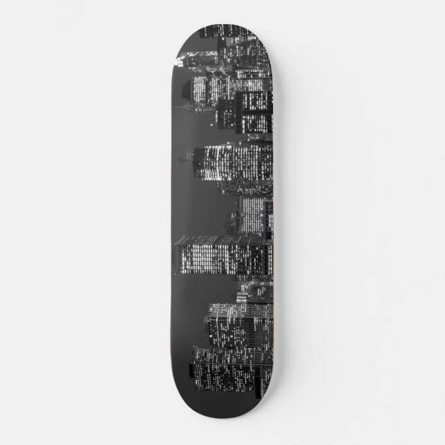 Manhattan-Skyline nachts Skateboard (Vorderseite)