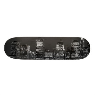 Manhattan-Skyline nachts Skateboard
