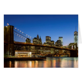 Manhattan und Brooklyn Bridge bei Dämmerung