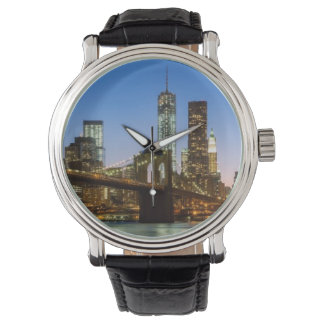 Manhattan und Brooklyn Bridge bei Dämmerung Armbanduhr