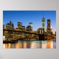 Manhattan und Brooklyn Bridge bei Dämmerung