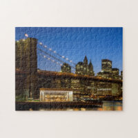 Manhattan und Brooklyn-Brücke an der Dämmerung
