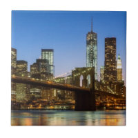Manhattan und Brooklyn-Brücke an der Dämmerung