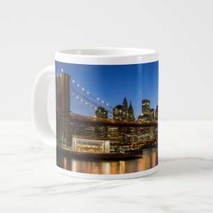 Manhattan und Brooklyn-Brücke an der Dämmerung Jumbo-Tasse