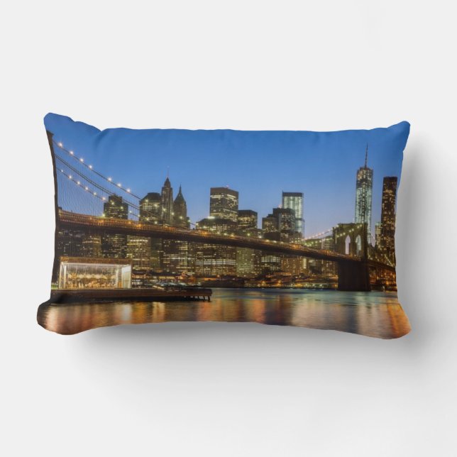 Manhattan und Brooklyn-Brücke an der Dämmerung Lendenkissen (Vorderseite)
