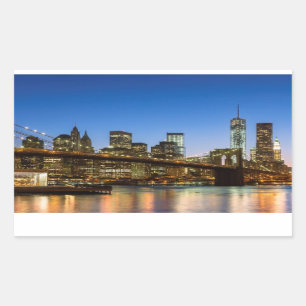 Manhattan und Brooklyn-Brücke an der Dämmerung Rechteckiger Aufkleber