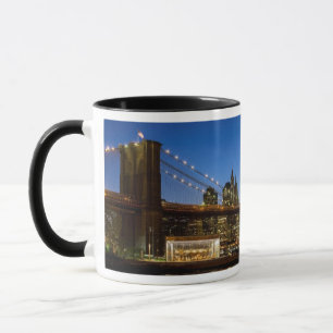 Manhattan und Brooklyn-Brücke an der Dämmerung Tasse