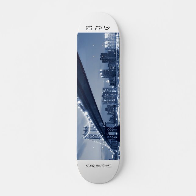 Manhattanbrücke und -Skyline nachts, NYC Skateboard (Vorne)