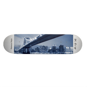 Manhattanbrücke und -Skyline nachts, NYC Skateboard