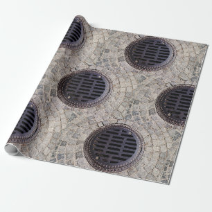 Manhole-Abdeckung und Kopfsteinpflasterstraße Geschenkpapier