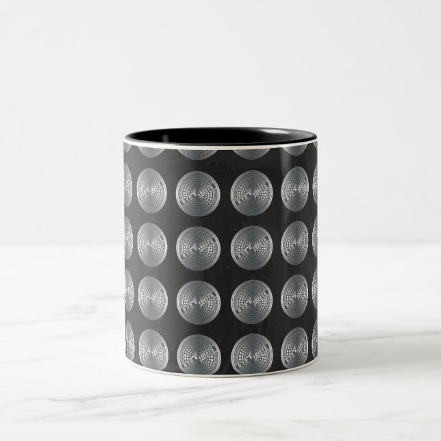Manhole Covers NYC Zweifarbige Tasse (Mittel)