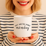 Manic Momday | Besetzte Mama Moderne Muttertagspau Kaffeetasse<br><div class="desc">Einfach,  stylisch "Just Another manic momday" maßgeschneidertes Design in der modernen Typografie mit einem Spaß nehmen an dem Lied Manic Montag für geschäftige Mütter! Das einzigartige und trendige Geschenk für eine junge Mutter,  einen Muttertag,  einen Geburtstag oder einfach nur,  weil!</div>