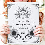 Manifestation des Himmelssonne und des Mondes-Indi Planer<br><div class="desc">Dieses bezaubernde Design besticht durch himmlisch inspiriert Illustrationen von Sonne, Mond und Sternen, gepaart mit blühenden Sonnenblumen und kosmischen Motiven. Das kühne Schwarz-Weiß-Kunstwerk schafft ein mystisches und bestärkendes Ambiente, das perfekt für die Umsetzung von Zielen und die Nutzung positiver Energie im Jahr 2025 geeignet ist. Personalisiert mit einem individuelle Name,...</div>