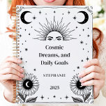 Manifestation des kosmischen Individuellen Namens  Planer<br><div class="desc">Dieses inspirierend Design besticht durch himmlische Elemente wie Sonne, Mond und Sterne, umgeben von eleganten Sonnenblumenbildern in minimalistischem Schwarz-Weiß-Stil. Der Begriff "kosmische Träume und tägliche Ziele" fügt eine motivierend Touch hinzu, die Konzentration und Absicht fördert. Personalisiert mit einem individuelle Name und Jahr, ist es perfekt für Astrologen, Träumer oder alle,...</div>