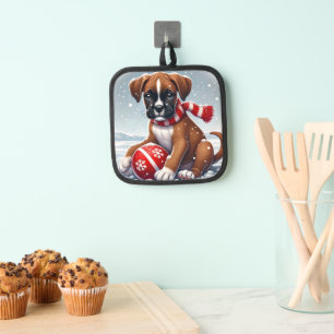 Manique Adorable Boxer Puppy dans le paysage neigeux