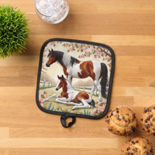 Manique Beau cheval et poulain dans un verger en fleurs