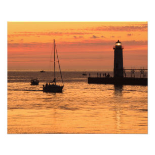 Manistee Leuchtturm-Sonnenuntergang-Segelboot Fotodruck